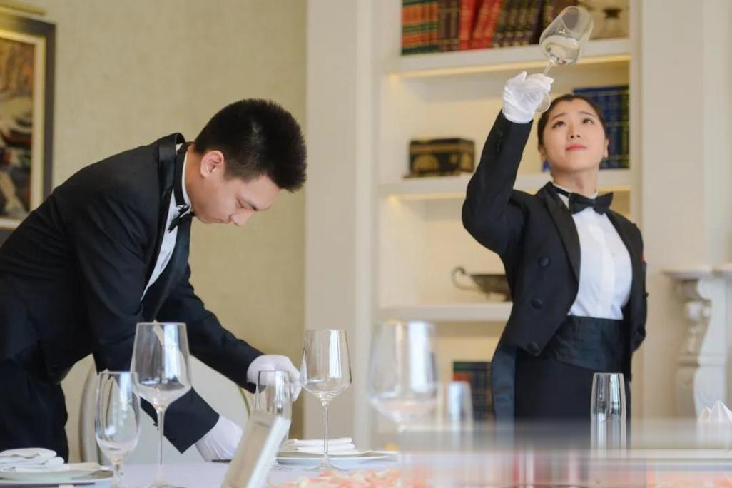 中西餐宴会服务与设计:礼仪,技能与细节的艺术